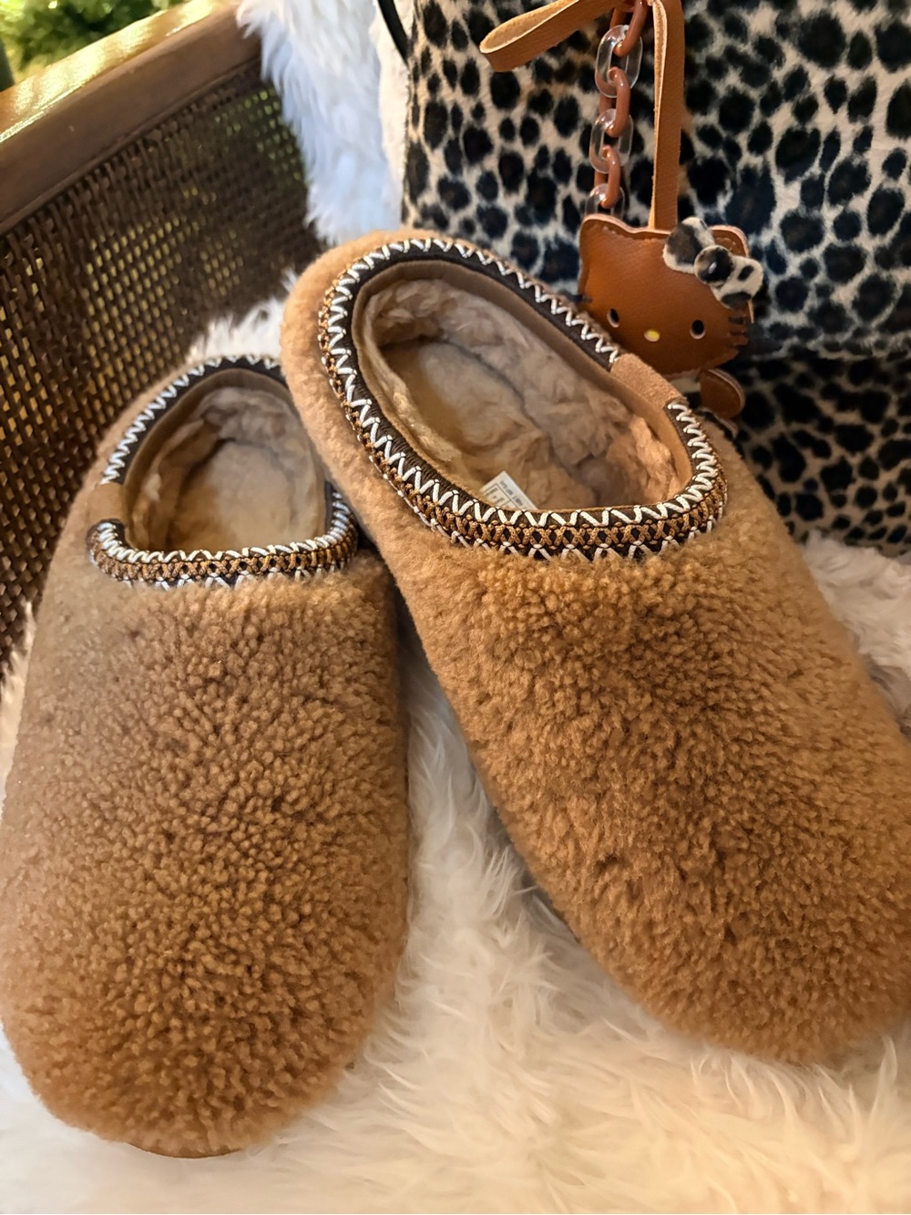 New! Uggs Cozy Sherpa Slip-On Women's Slippers in Camel, size 8